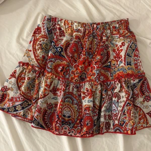 Mönstrad kjol - Skit cool kjol i fint mönster, kan även användas som en topp, sparsamt använd 🥰