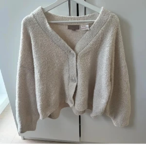 Vit/Beige kofta  - Jätte fin och mysig kofta💞 Den har blivit använd flitigt men inga synliga defekter! Koftan är i storlek XL men tycker storleken är ganska oklar eftersom koftan är lite kortare men ändå oversized! Men passar nog dig med storlek M-XL beroende på hur du vill att den ska sitta!🌟På sista bilden ser ni hur den sitter på mig och jag brukar bära storlek M