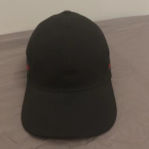 Gucci keps - Säljer Äkta gucci keps gammla modellen, inget fel på den, har inga tillbehör bara kepsen