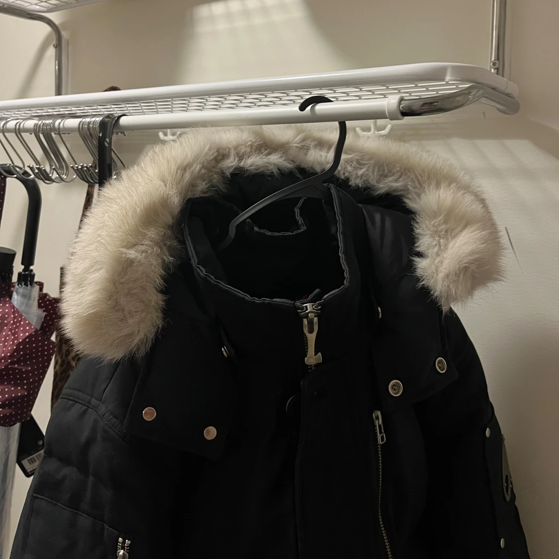 Svart dunjacka Moose Knuckles med pälskrage - 3