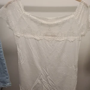 topp med spets - en jätte söt rak topp med spets, är lite Igenomskinlig:) toppen är i storlek L/XL men jag tar det som storlek L. (från en person som brukar ta XL) aldrig använt!