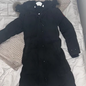 Canada Goose - Shelburne Parka (OBS XXS!!) - Säljer nu min älskade Shelburne Parka med äkta päls (avtagbar)  då det inte är min stil längre jackan är i xxs men passar även xs. Köpt för 2år sedan på ternlunds för 15 399kr och det finns kvitto. Jackan är som ny och det finns inga deffekter på den. Priset kan sänkas vid snabb och smidig affär! Skriv privat för flera bilder på jackan.