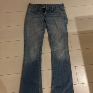Lågmidjade bootcut jeans - Så sjukt snygga men tyvärr för små för mig. Sista bilden syns det att kedjan är sönder men det går lätt att fixa!Midjemått: 39cm. Innerbenslängd:78cm