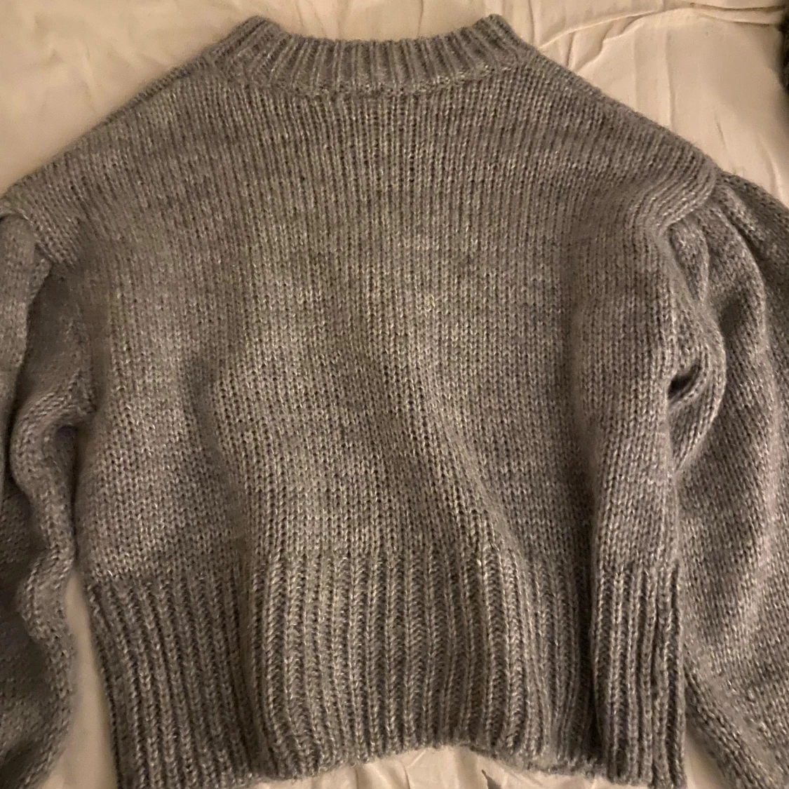 Grå stickad tröja med PARIS-tryck - 1