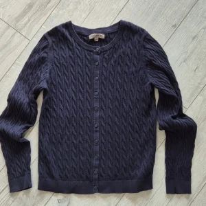 Mörkblå kabelstickad kofta Basic You - I gott skick 