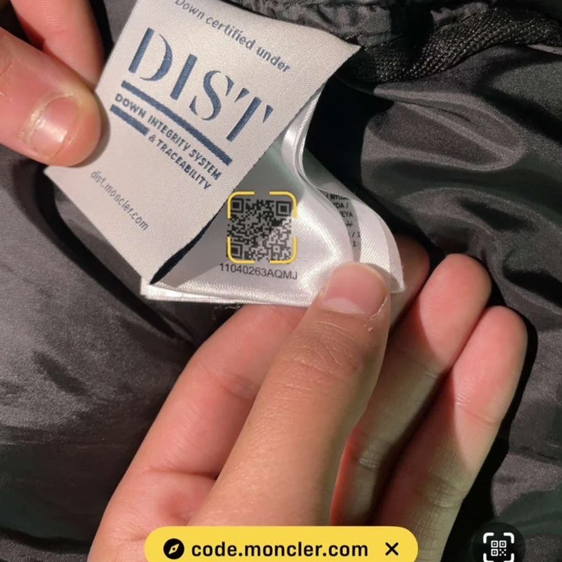 Svart glansig dunväst från Moncler - 1