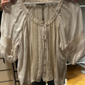 Så fin vit blus  - Jätte fin vit blus köpt i Brasilien. Inte genomskinlig och andvänt få gånger pris kan diskuteras! 