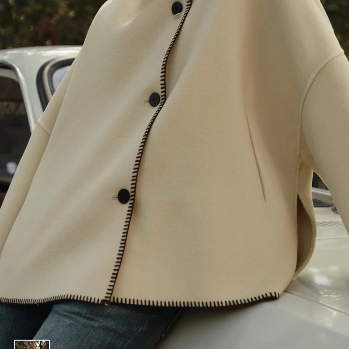 Beige kappa med svarta knappar - 2