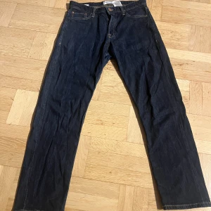 Mörkblå Jack & Jones jeans - Snygga mörkblå Jack & Jones jeans, storlek 31/32 passform loose 