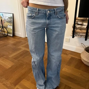 Blåa jeans - Snygga  jeans med låg midja