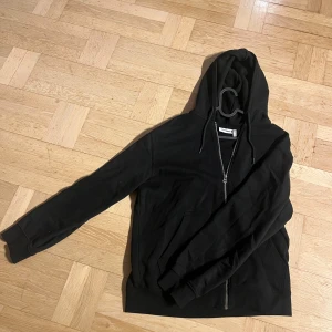 Svart weekday zip hoodie - Snygg svart weekday zip hoodie storlek S 