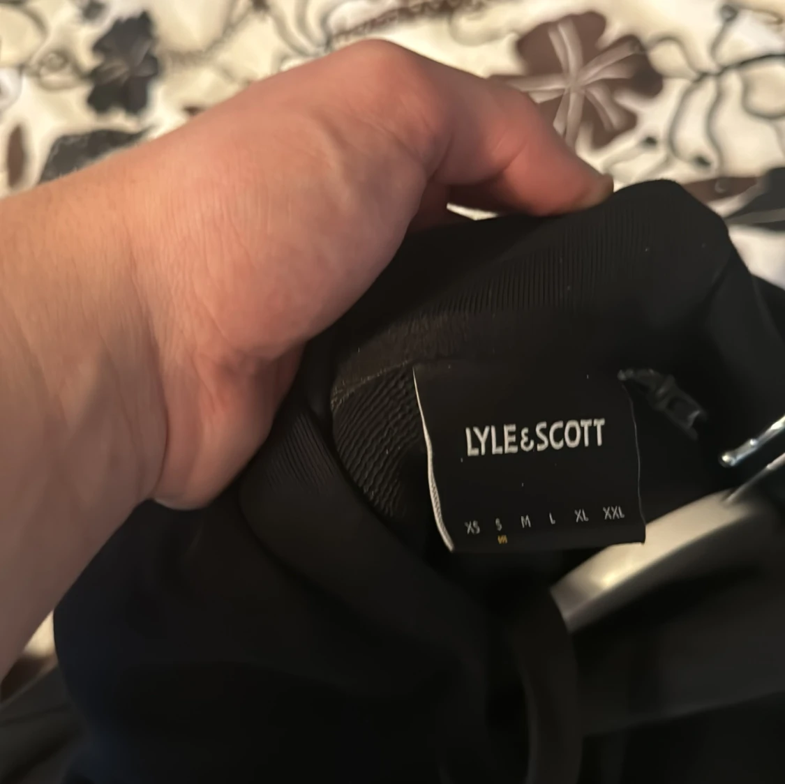 Svart hoodie från Lyle & Scott Storlek S - 3