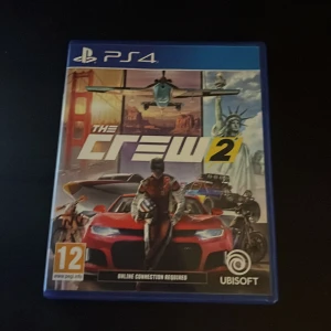The Crew 2 (PS4) - The Crew 2 till PlayStation 4 är ett actionfyllt racingspel där du kan tävla med bilar, båtar och flygplan över hela USA. Spelet kräver internetuppkoppling. Omslaget och fodralet är i fint skick utan synliga skador.