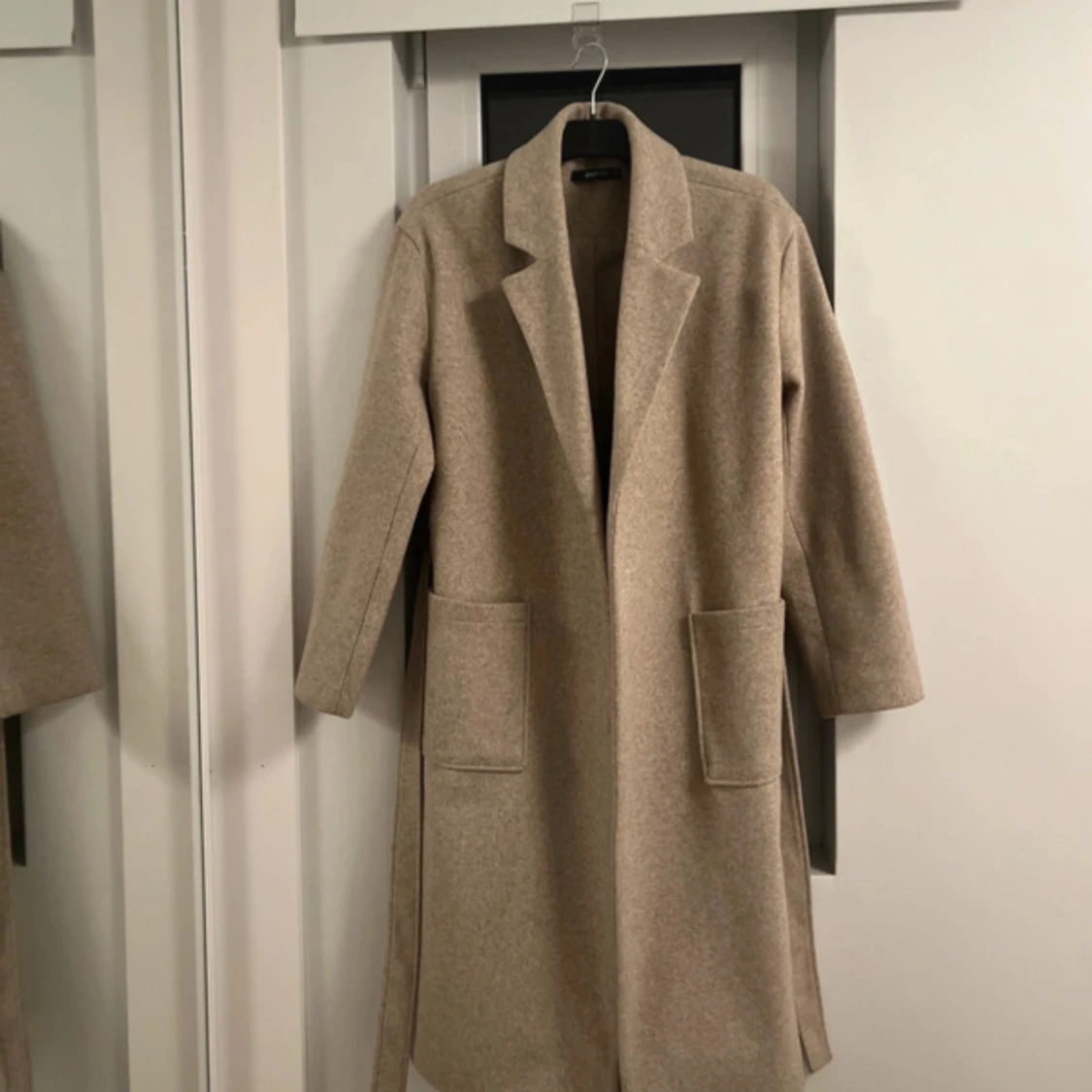 Beige kappa med bälte och stora fickor - 1