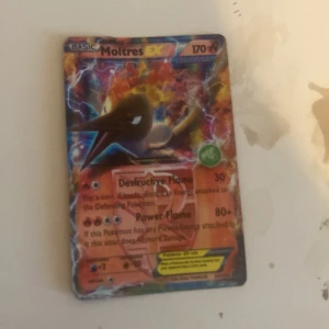 Moltres EX - Coolt Moltres EX-kort från Pokémon! Perfekt för dig som samlar eller spelar Pokémonkort. Kortet har färgstark design och är en favorit bland fans. Ett måste för alla som gillar Pokémon och vill utöka sin samling med ett legendariskt kort.