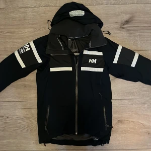 Helly Hansen Seglarjacka - Tja säljer nu en seglar jacka från helly Hansen i storlek S för endast 699kr! Pris är ej hugget i sten, hör av er i dm vid funderingar 🙌