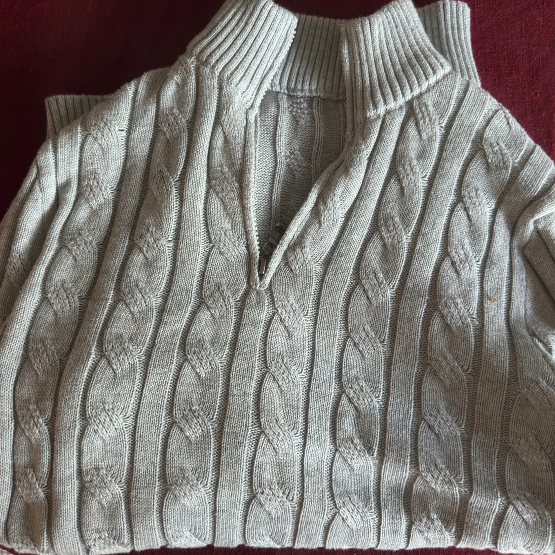 Ljusgrå kabelstickad half zip tröja - 1