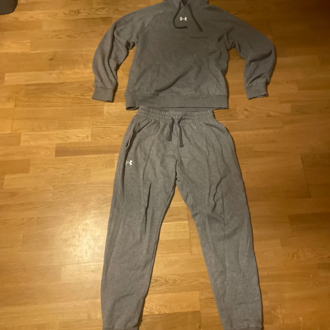 Grå mjukisbyxor från Under Armour