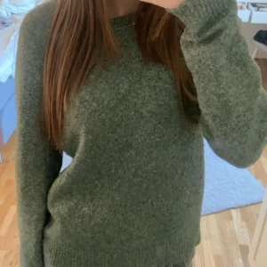 Grön stickad tröja med rund hals - Mysig grön stickad tröja från vero Moda som jag säljer då jag har alldeles för många tröjor därifrån. Originalpriset är 300kr och säljer ganska billigt då den är lite sliten.🥰🥰