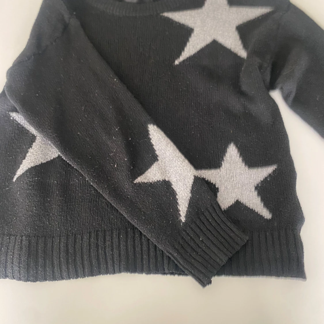 Svart stickad tröja med stjärnor - 3