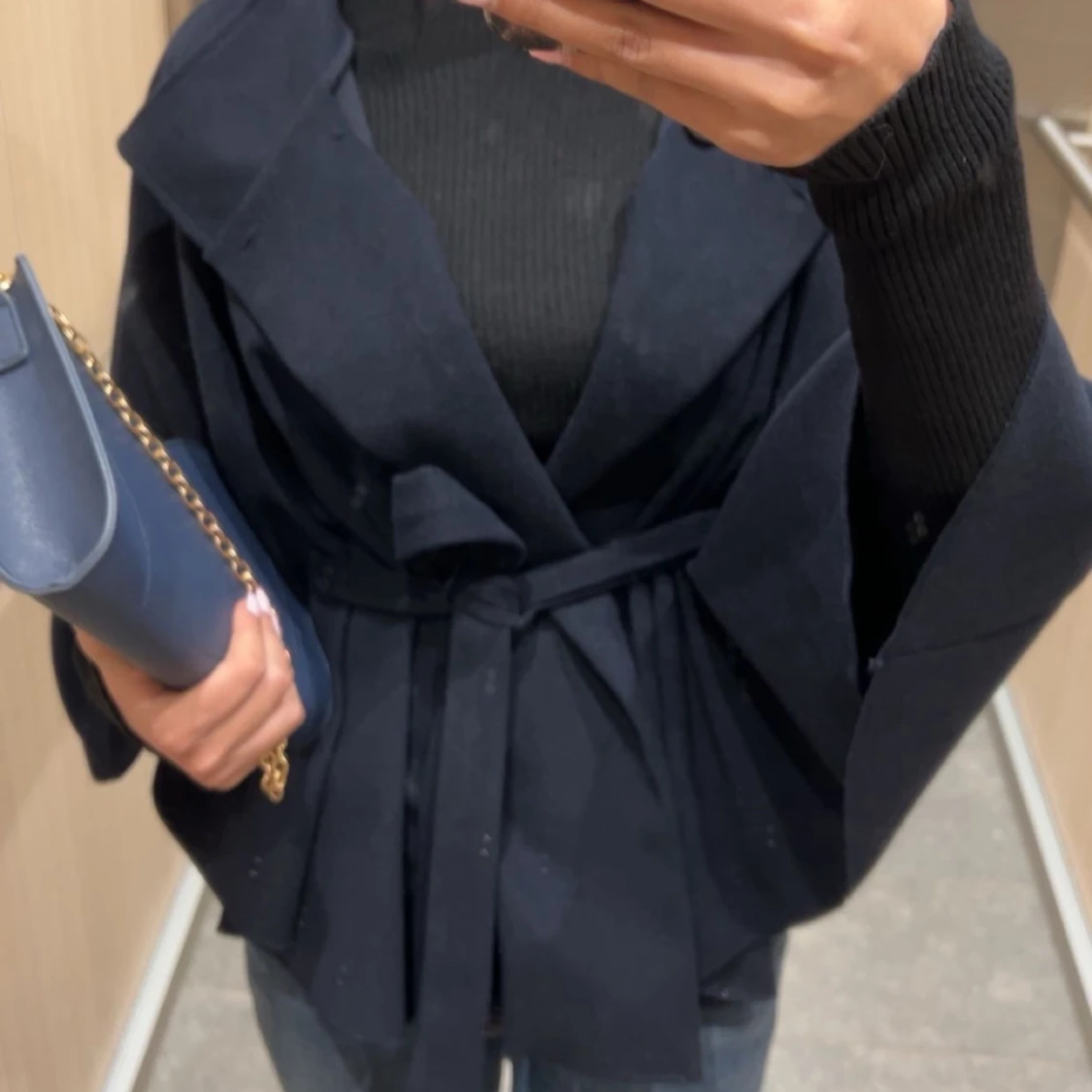 Mörkblå omlottkappa med bälte