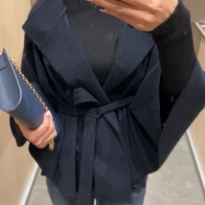 Mörkblå omlottkappa med bälte - Säljer en mörkblå kappa med snygg omlottmodell och bälte i midjan. Skriv för fler frågor eller bilder 💗