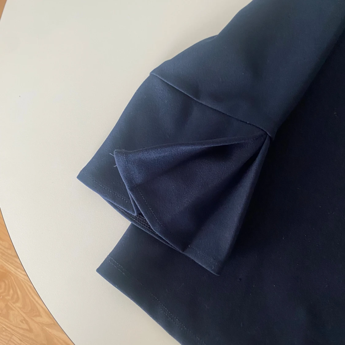 Mörkblå blus med öppning i ryggen från H&M - 2