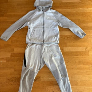 Nike tech fleece tracksuit - Nike tech fleece platinum grey. Skick 8/10.                                           Storlek S