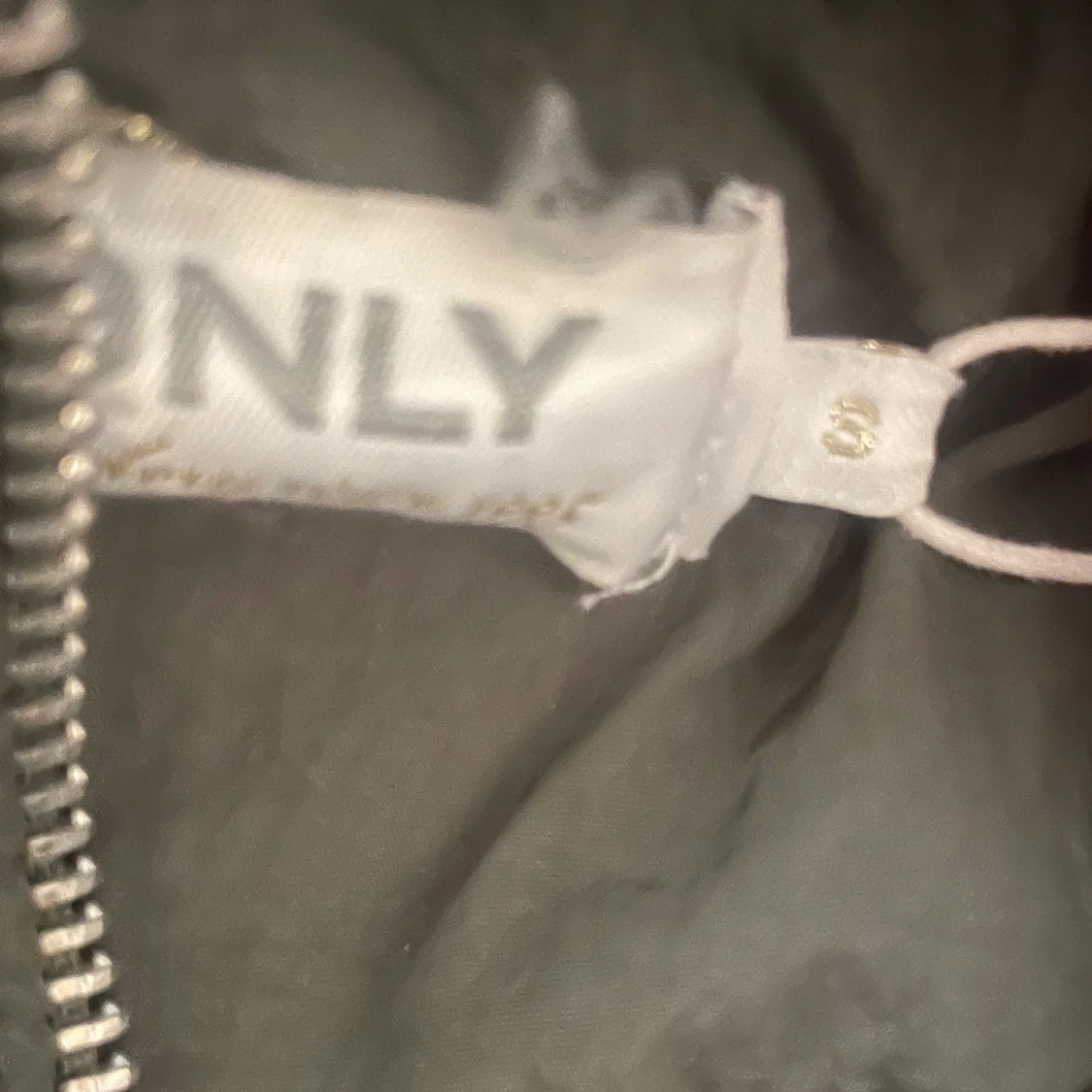 Olivgrön pufferjacka från ONLY - 1