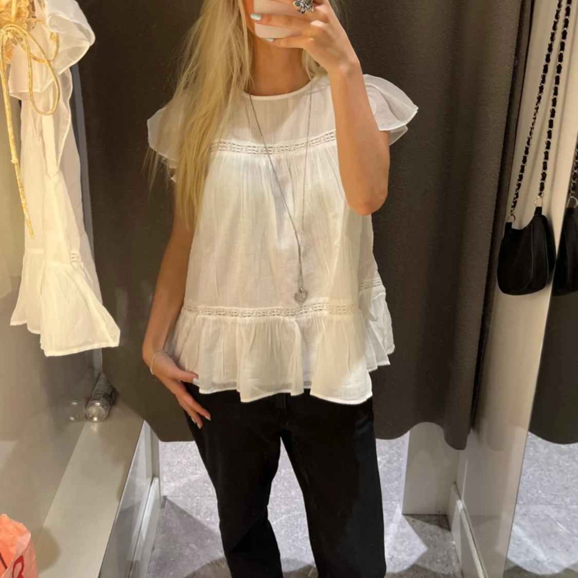 Vit volangblus med kort ärm