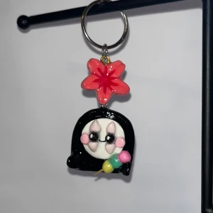 No face nyckelring! 🌸 - Handgjord nyckelring av mig gjord i lera och målad med akrylfärg. Ska föreställa no face från filmen Spirited away! 