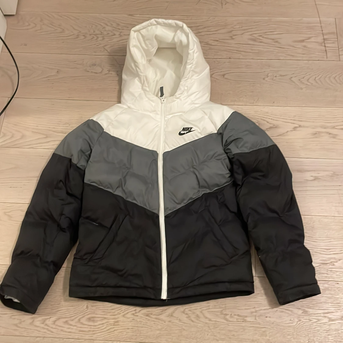 Nike Jacka, grå svart och vit