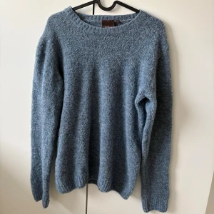 Blå stickad tröja från Oscar jacobson  - Blå stickad tröja från Oscar jacobso!! Storlek M!!Mycket bra skick! Inga defekter!! Pris 300