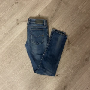 Blå  jeans från Diesel - Säljer ett par blå  jeans från Diesel med klassisk femficksdesign och knäppning fram. 