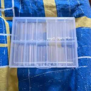 Falska naglar i genomskinlig ask - Säljer ett set med falska naglar i olika storlekar, levereras i en praktisk genomskinlig plastask med flera fack. Naglarna är klara och passar perfekt för att skapa egna designer hemma.