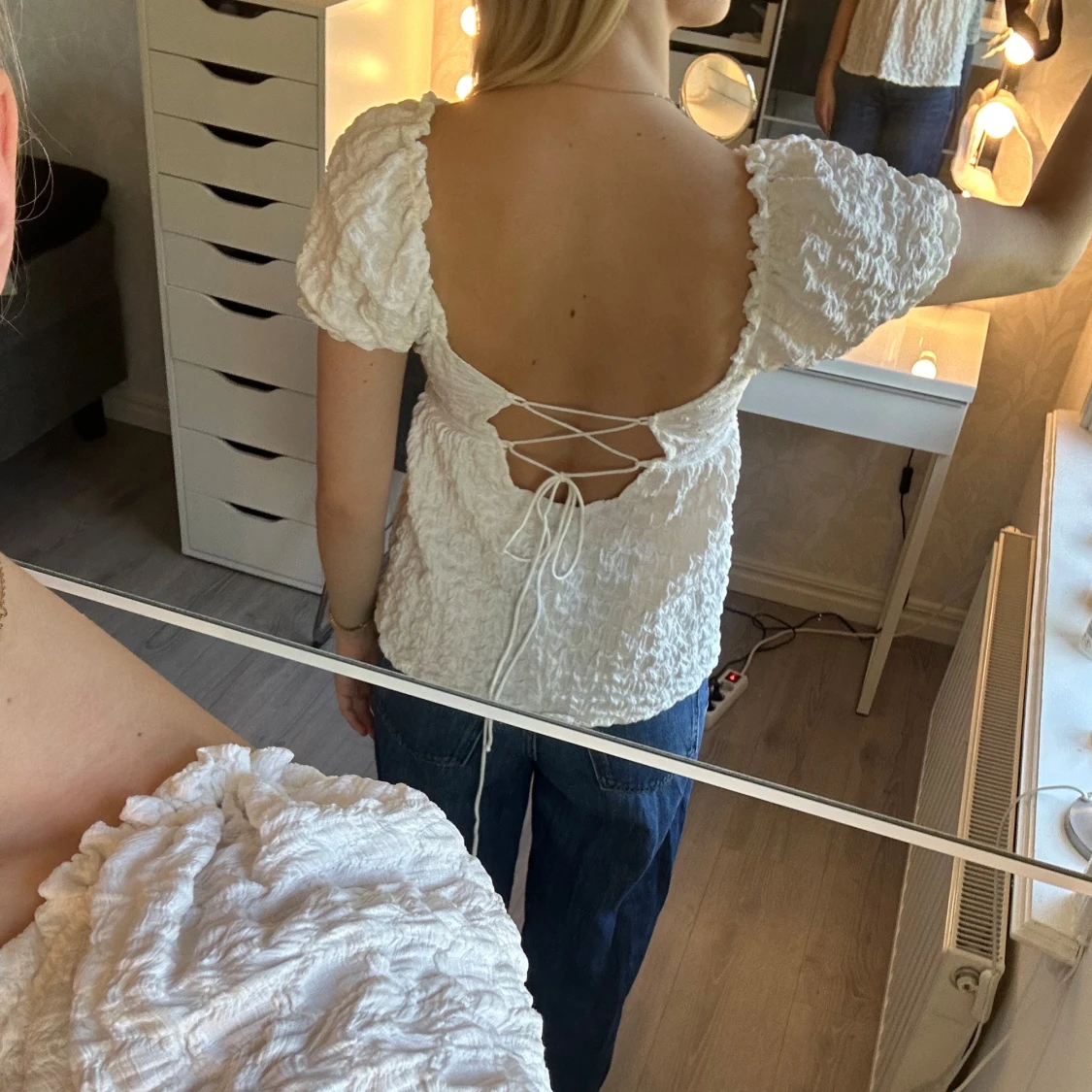 Vit blus med puffärm och snörning - 2