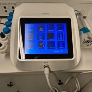 Shockwave Therapy Machine Model V80-4  - Shockwave Therapy Machine V80-A från företaget Ghina med stor touchskärm, flera behandlingshuvuden och justerbara inställningar. Perfekt för fysioterapi och smärtlindring. Enheten är i mycket bra skick, inga synliga defekter eller slitage. Levereras komplett med tillbehör och manual. Vid frågor eller funderingar så är det bara att skicka iväg ett meddelande.