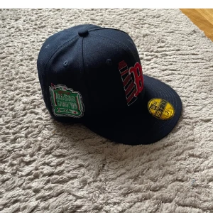 Mörkblå boston keps - La Keps – sparsamt använd Klassisk La Keps i mycket gott skick. Sparsamt använd med minimala tecken på slitage.