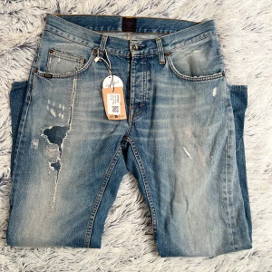 Tiger of Sweden jeans - Ett par tvärfeta tiger of Sweden jeans! Modell:Rocky, Stl: W32, skador: lappen där bak är trasig. 