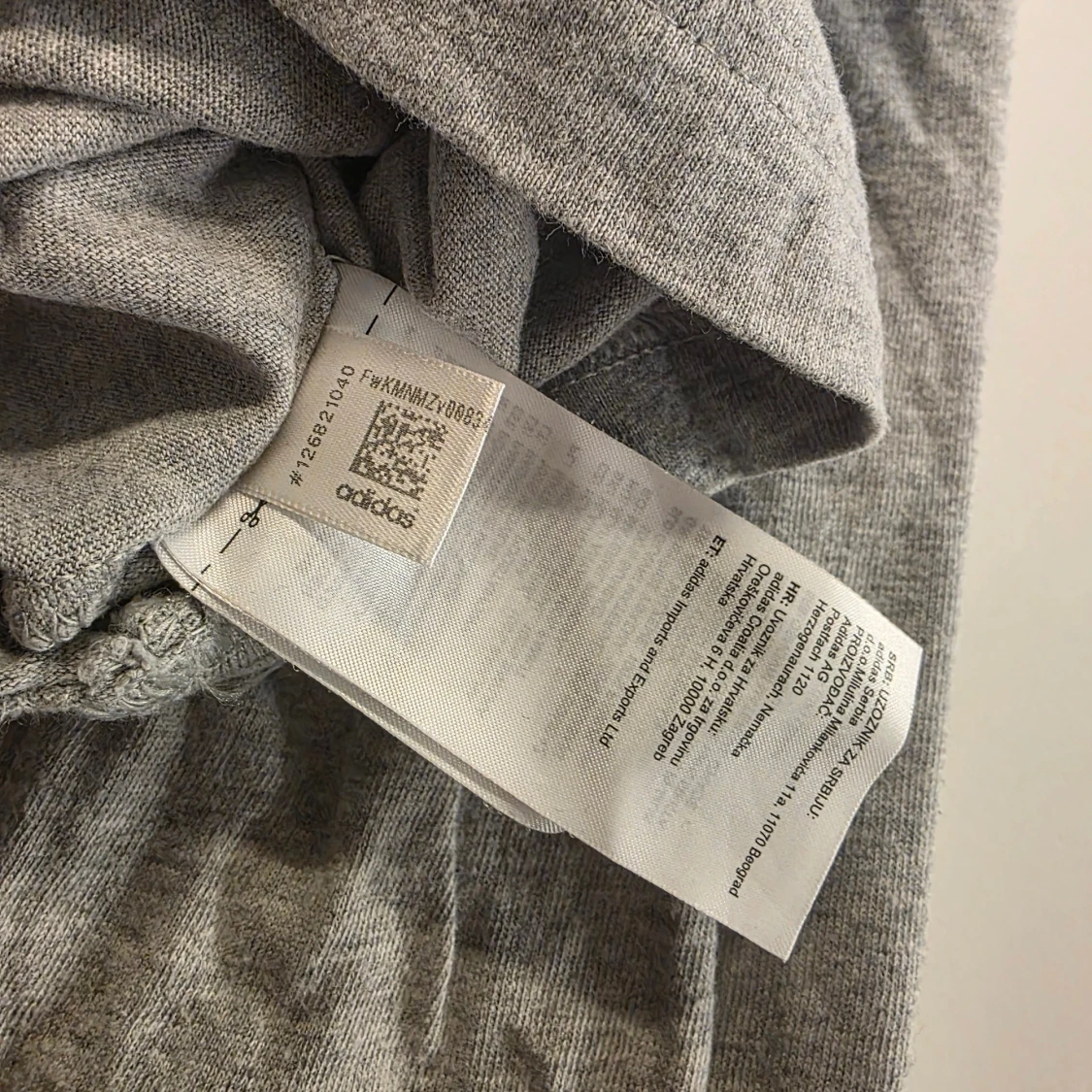 Grå Adidas t-shirt med vita ränder - 2