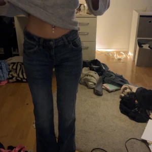 Mörkblå bootcut jeans med låg midja - Helt nya jeans från H&M. Jättefina men kommer inte till användning. Är i storlek xs 32 men passar mig som har 34!