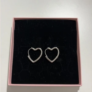 Asymmetriskt hjärtformade hoops - Ett par örhängen i form av hjärtan i silverfärg.❤️