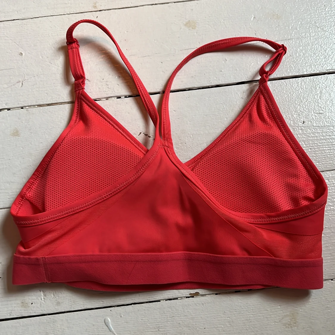 Röd sportig linnetopp från Nike - 1