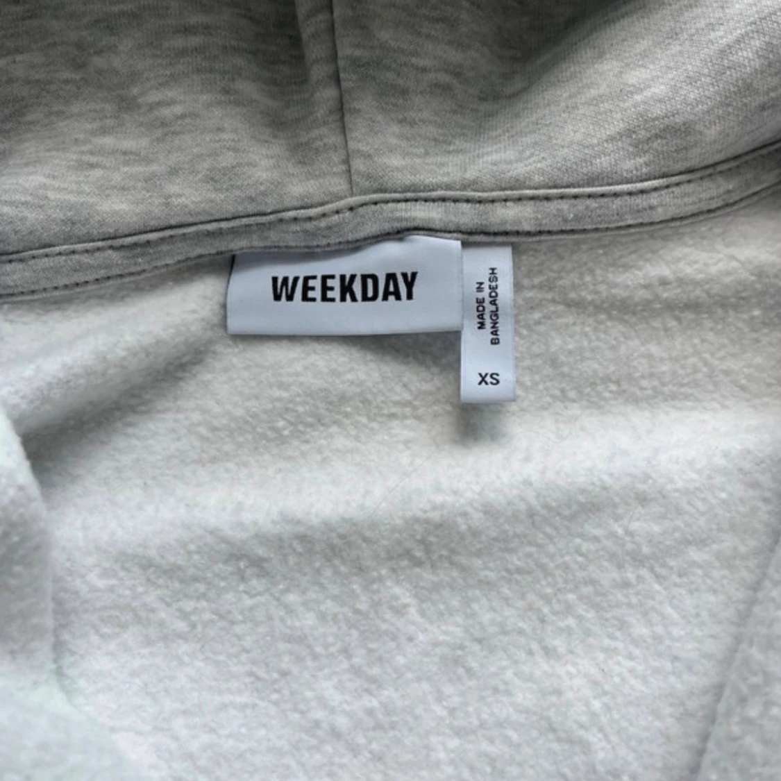 Ljusgrå hoodie från Weekday XS - 2