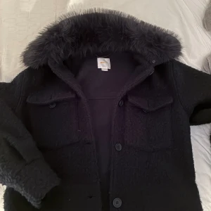 Mörkblå teddyjacka med fuskpäls Gina Tricot - snygg pälskappa från Gina Young. Knappt använd. Storlek 170 sitter som en xs