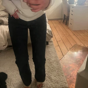 Mörkblå raka jeans - Säljer ett par mörkblå  jeans med rak passform och klassisk femficksdesign. Byxorna har medelhög midja och är tillverkade i ett jeansmaterial som känns både slitstarkt och bekvämt. Perfekta för dig som gillar en tidlös och clean look.