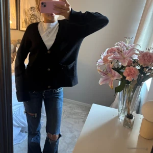 Svart kofta  - Jätte skön svart kofta med bruna knappar 