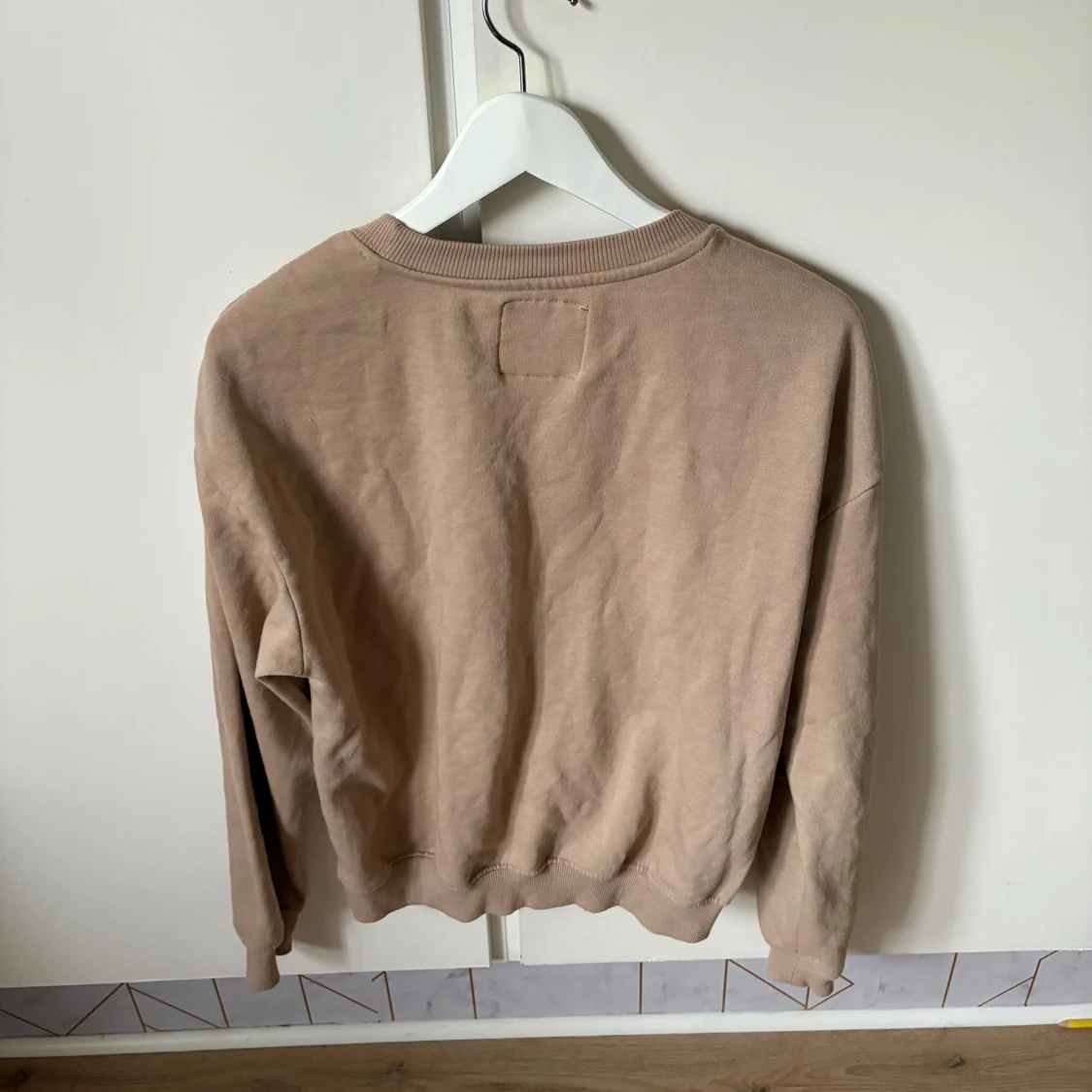 Beige sweatshirt med tryck - 1