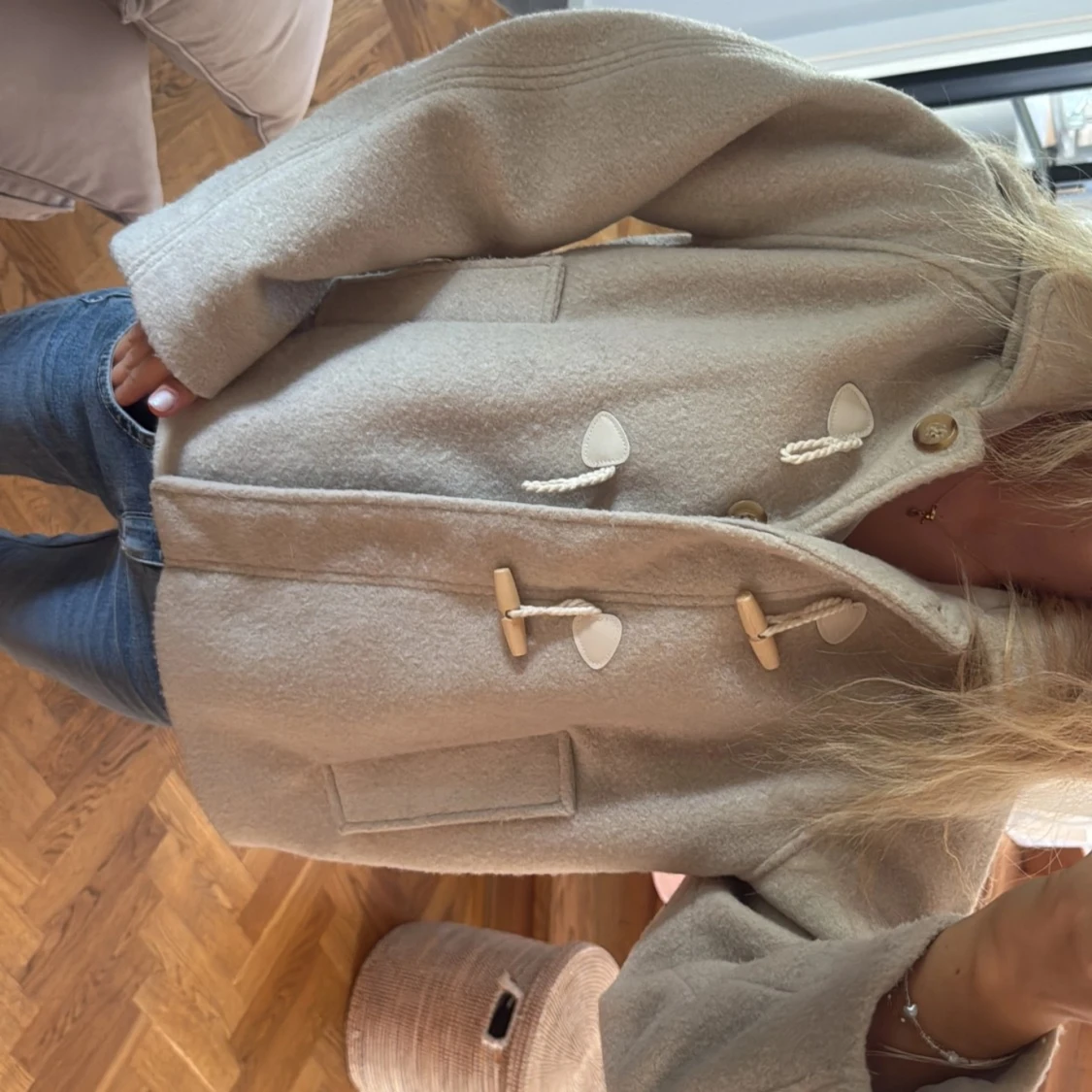 Beige ulljacka med träknappar - 91