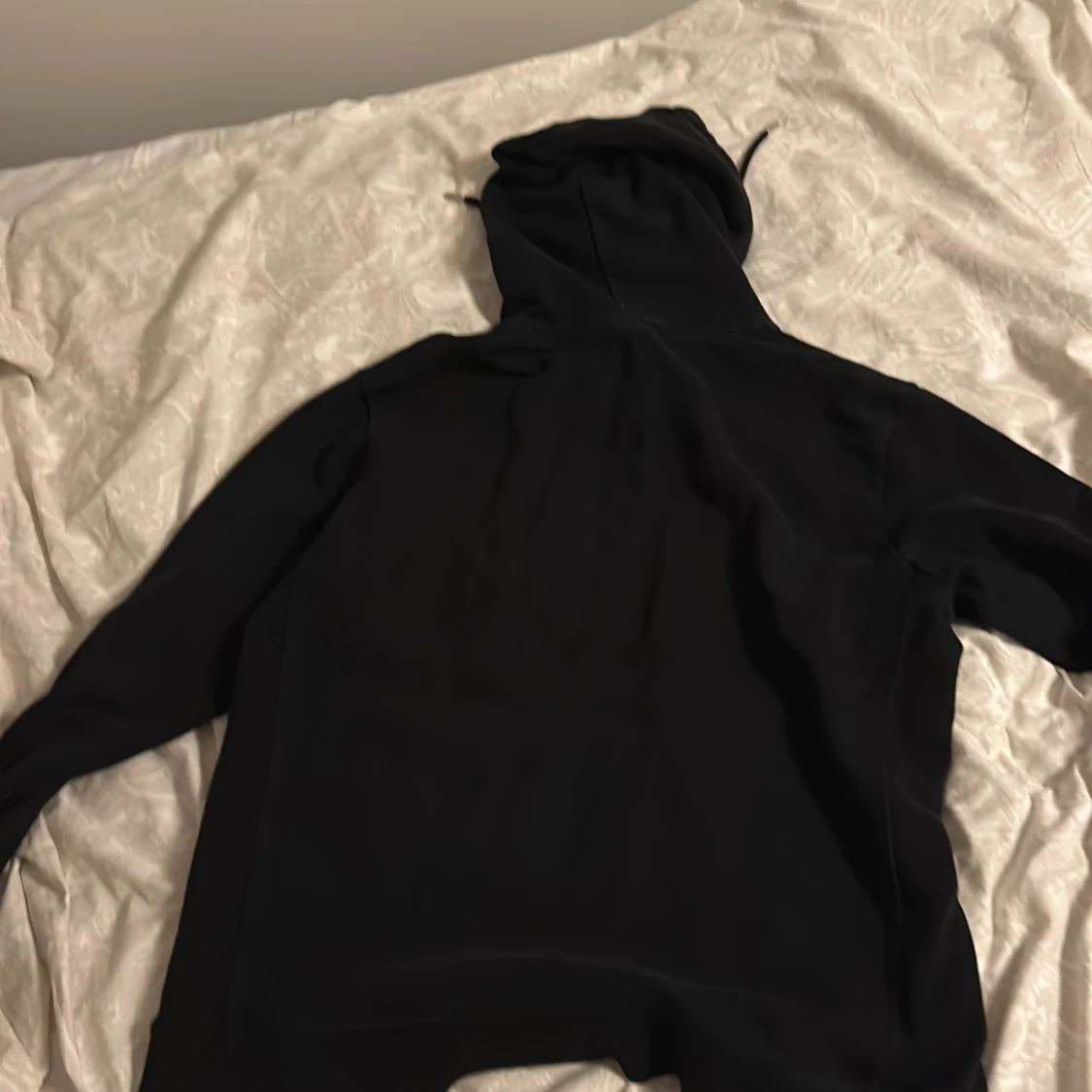 Svart hoodie från Les Deux - 2